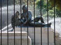 Monument bakom galler