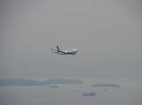 Boeing 737 lyfter från den lokala flygplatsen